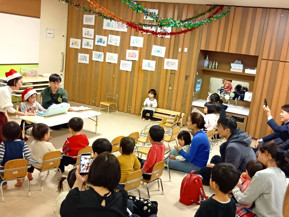 みんなの前で鍵盤ハーモニカの演奏を披露する子ども