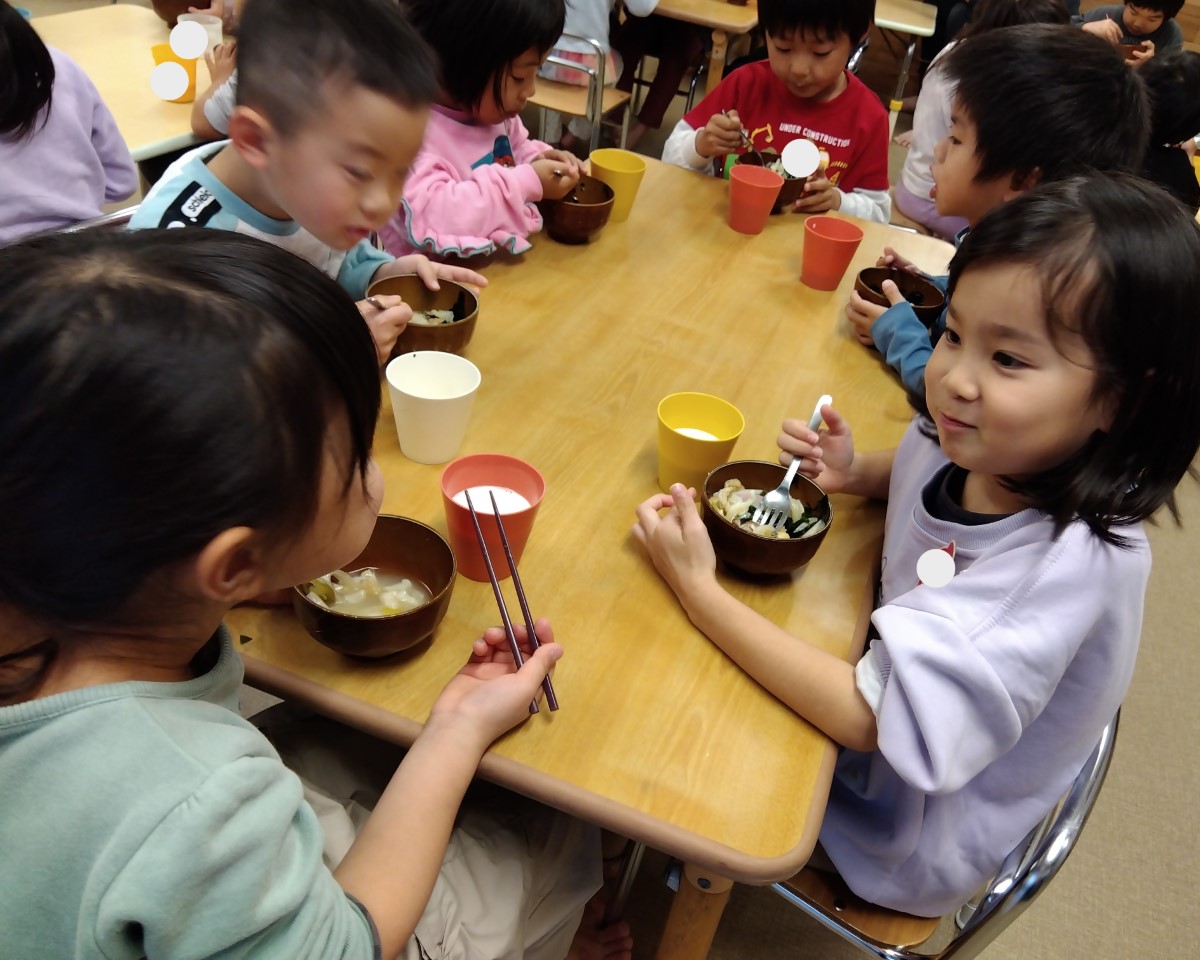 完成したうどんを食べる子どもたち