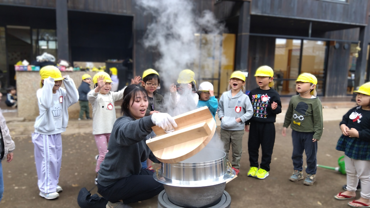 羽釜の蓋を開ける