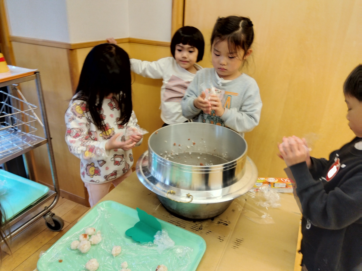 おにぎりを握る