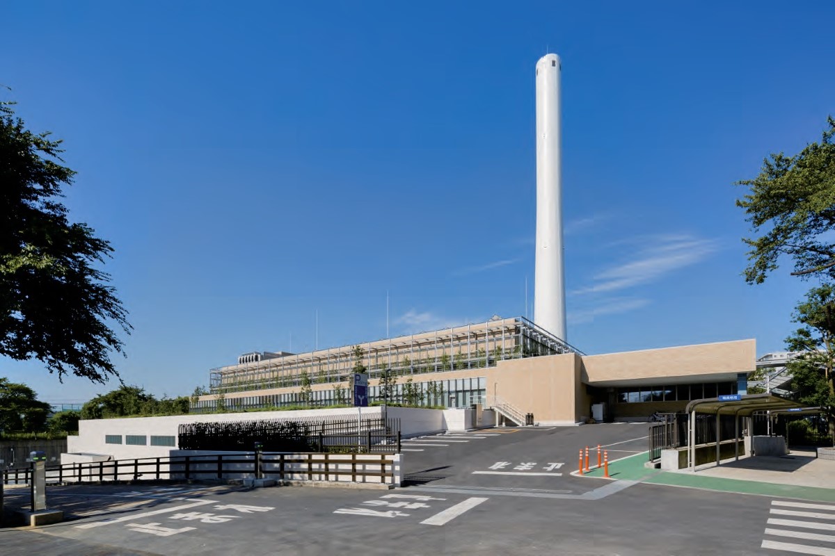 清掃工場の外観。長い煙突が立っている