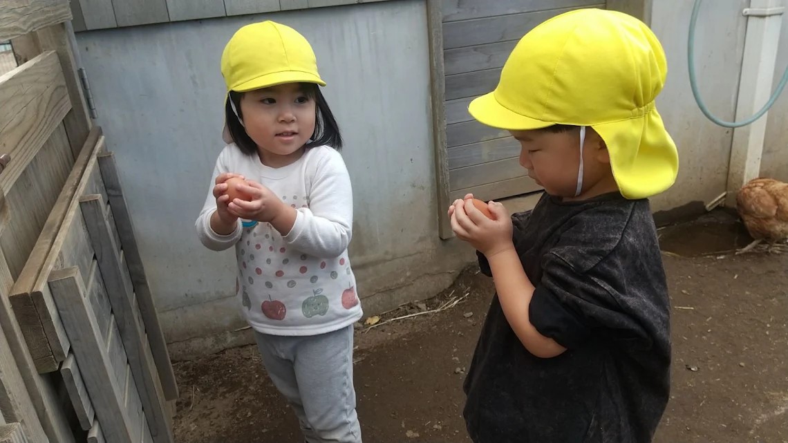 卵を大事そうに持つ子どもたち