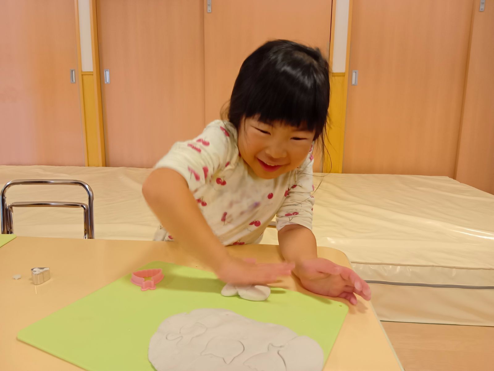 楽しそうに粘土をこねる子ども