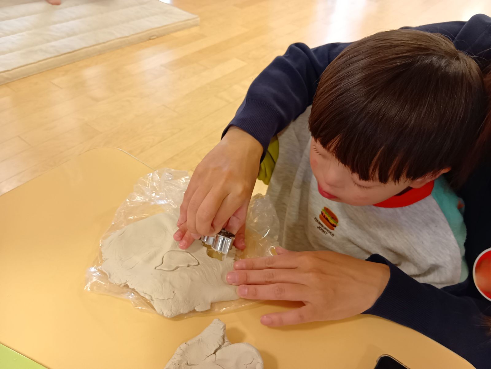 粘土を型抜きする子ども