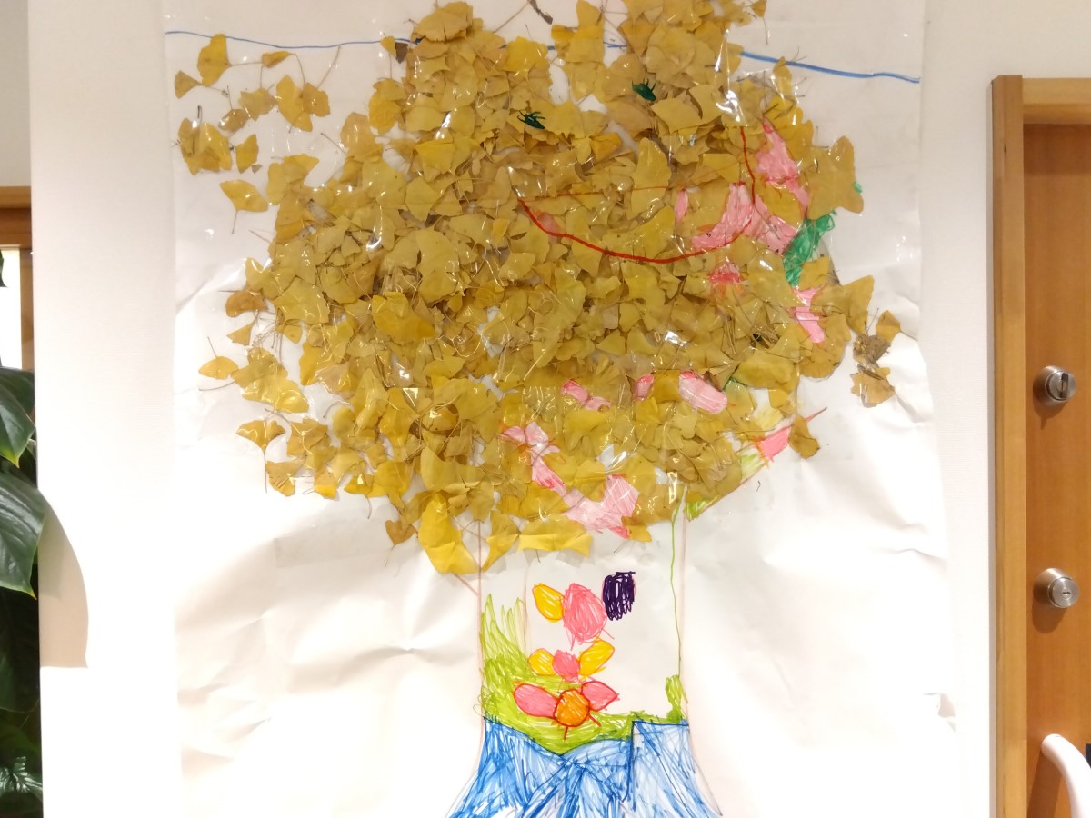 ペンで描いた幹にイチョウの葉がたくさん貼られた作品
