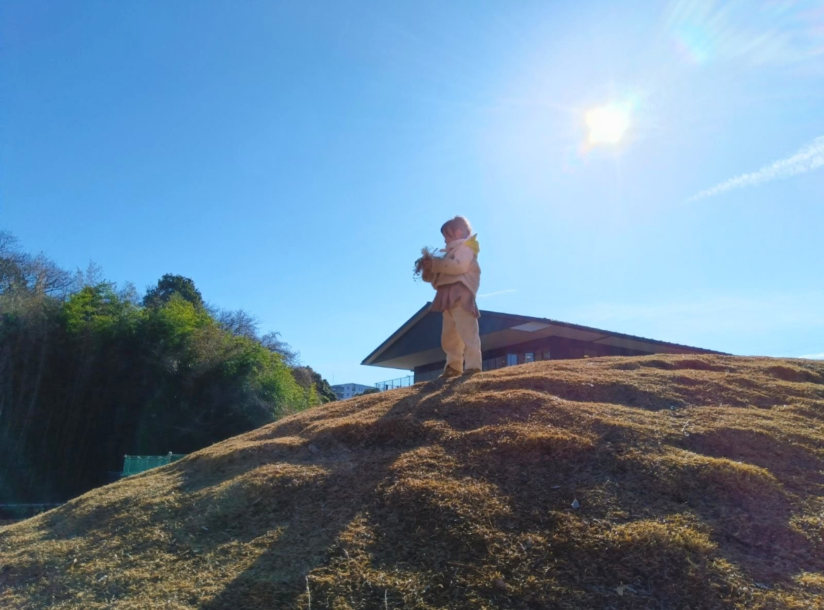 丘に立つ子ども