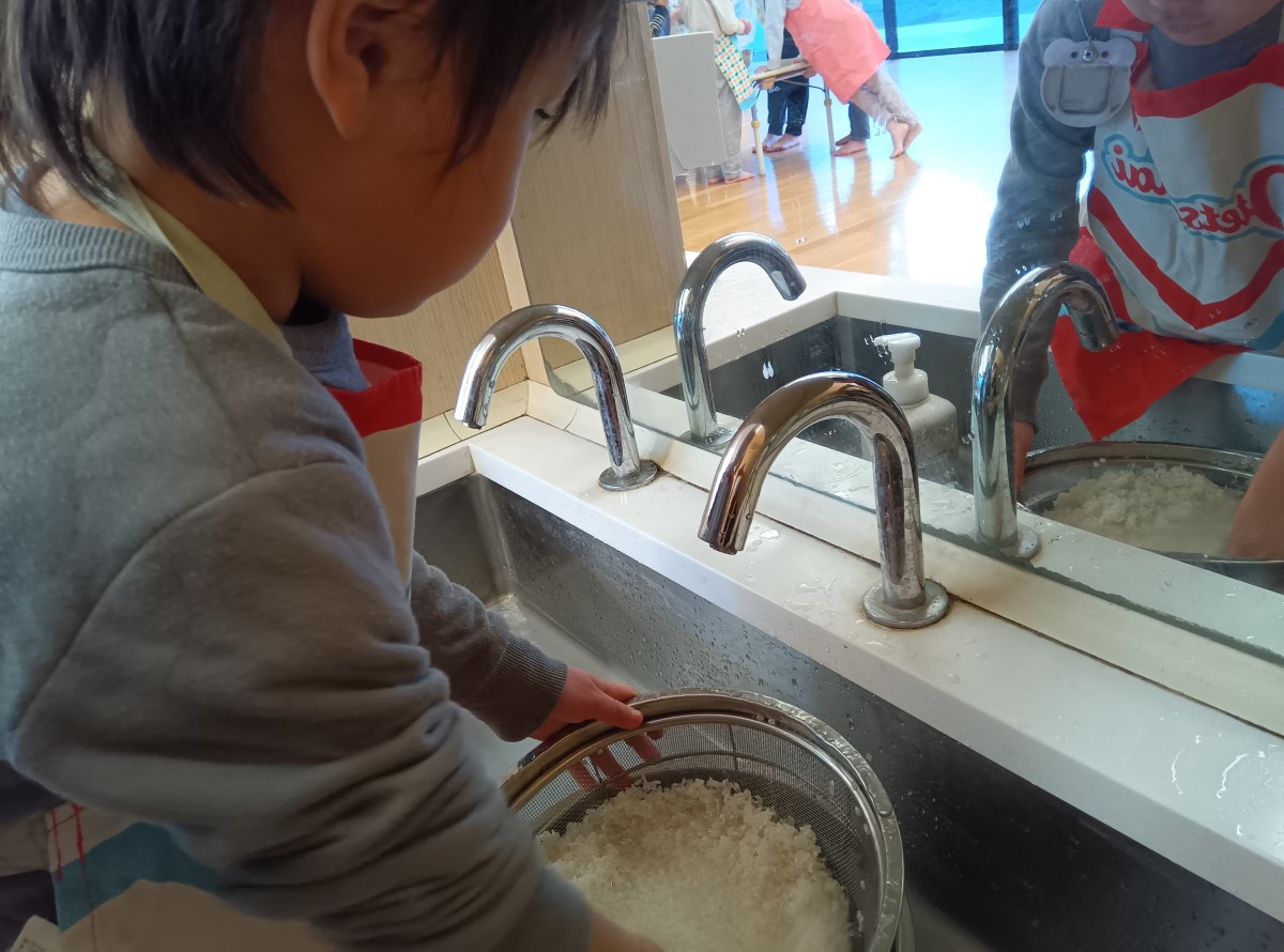 お米を研ぐ子ども