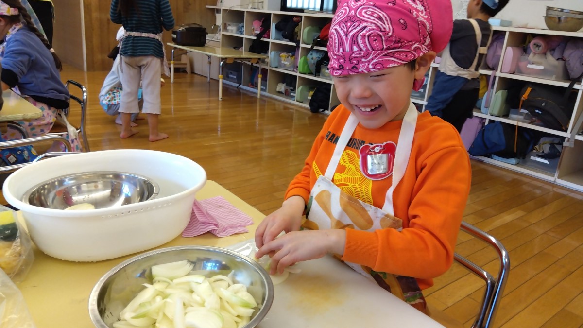 玉ねぎを切る子ども