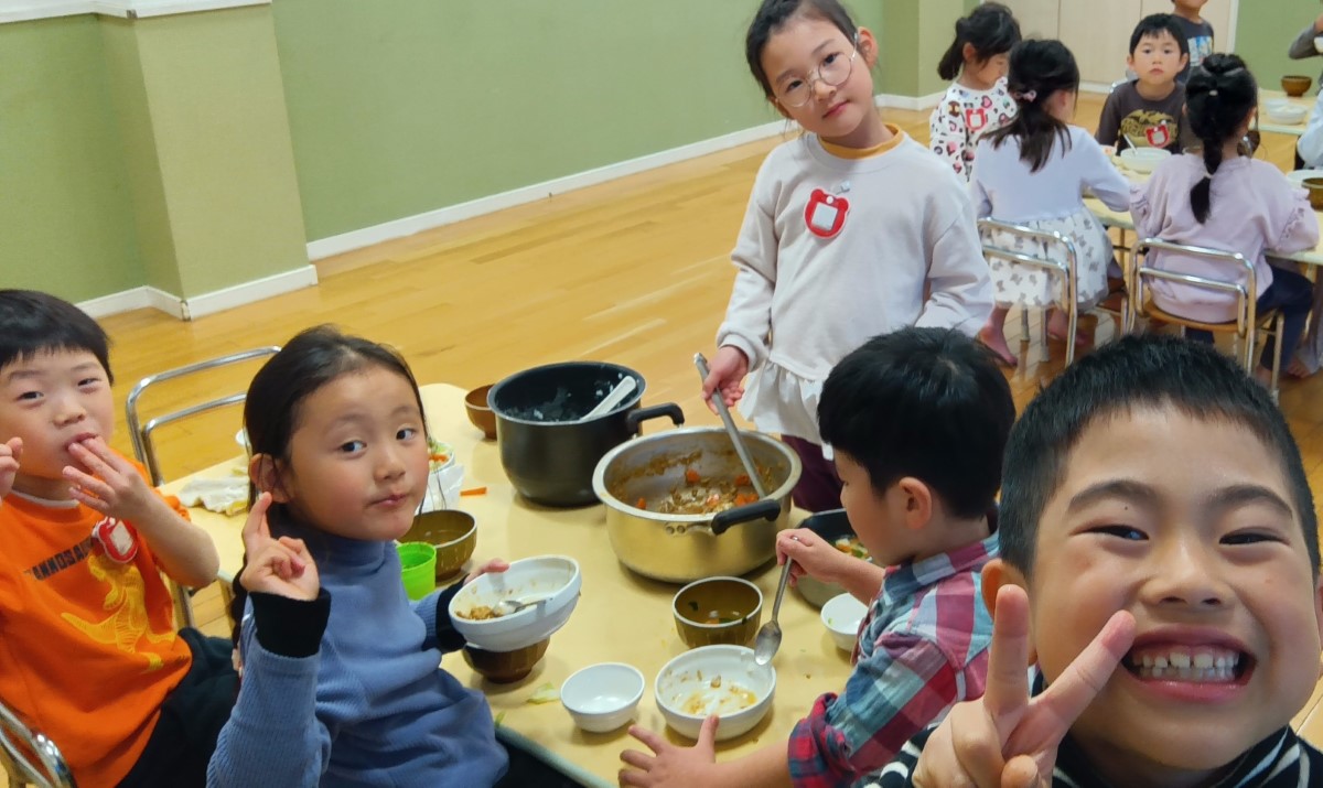 カレーを食べる子どもたち
