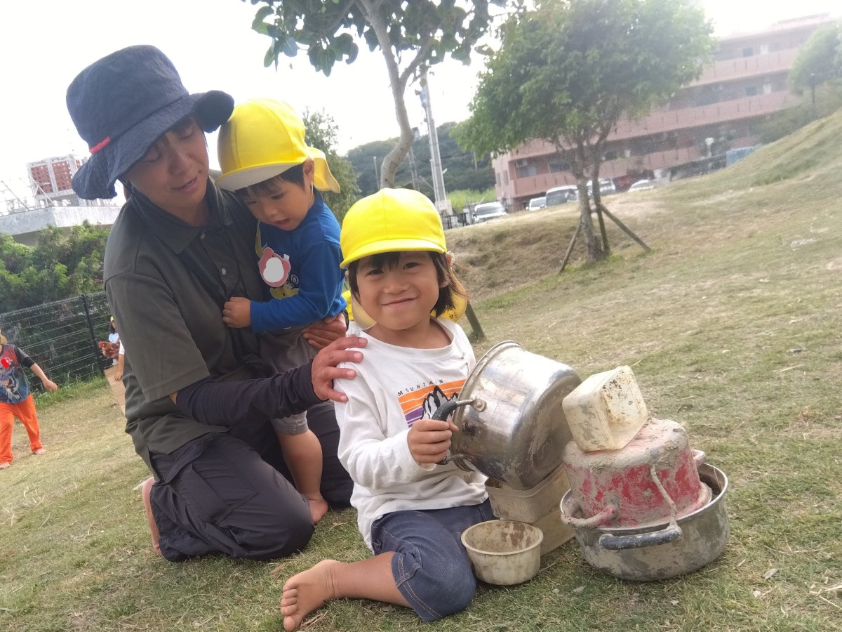 園庭で遊ぶ子どもたち