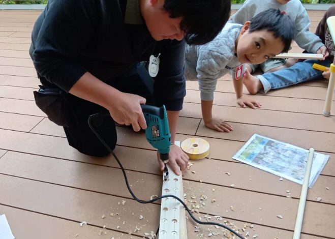 火起こし器をつくるスタッフと子どもたち