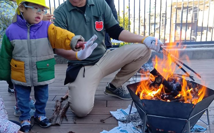 焚き火を見る子ども