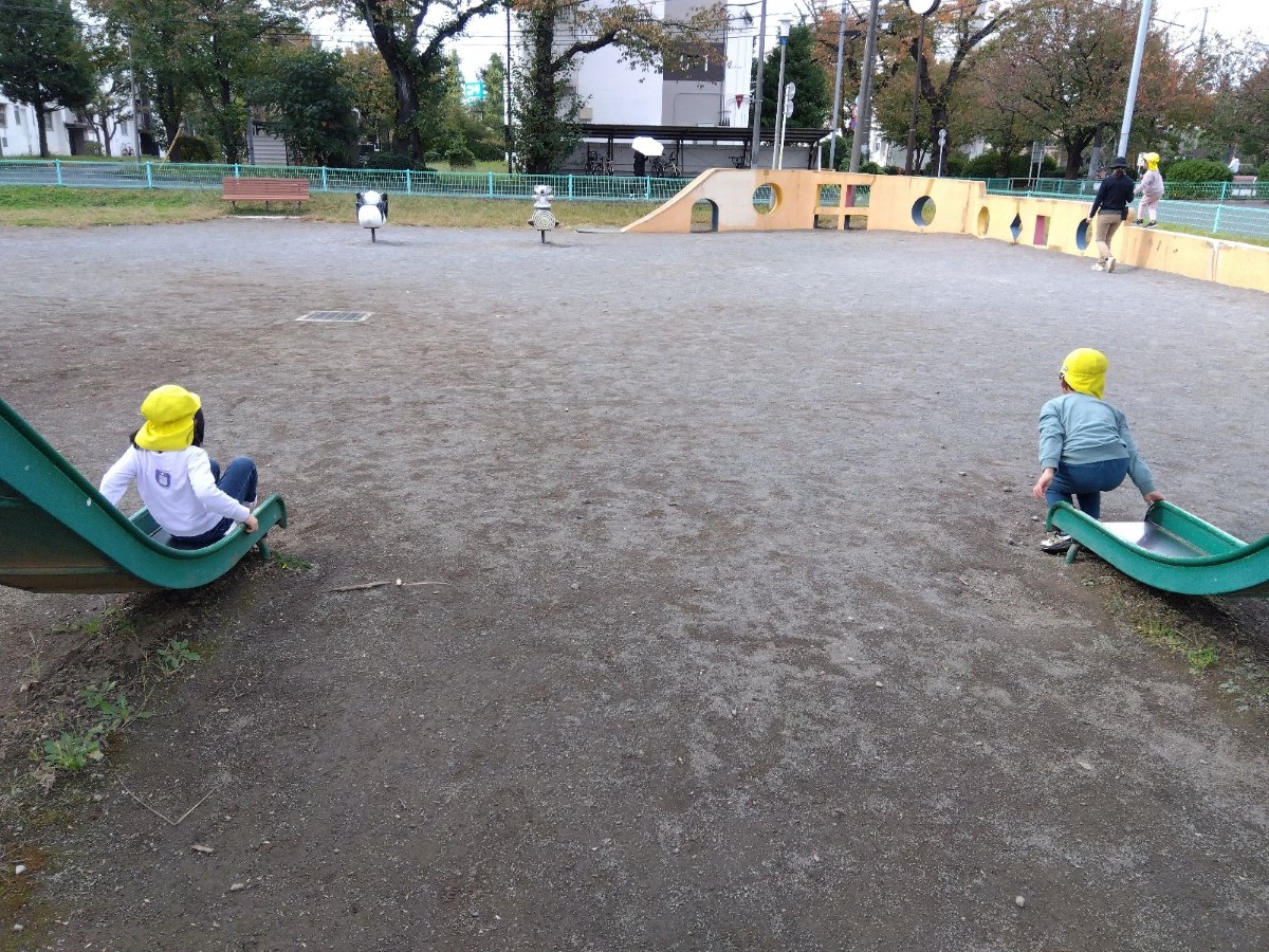 公園に沿って建てられている塀