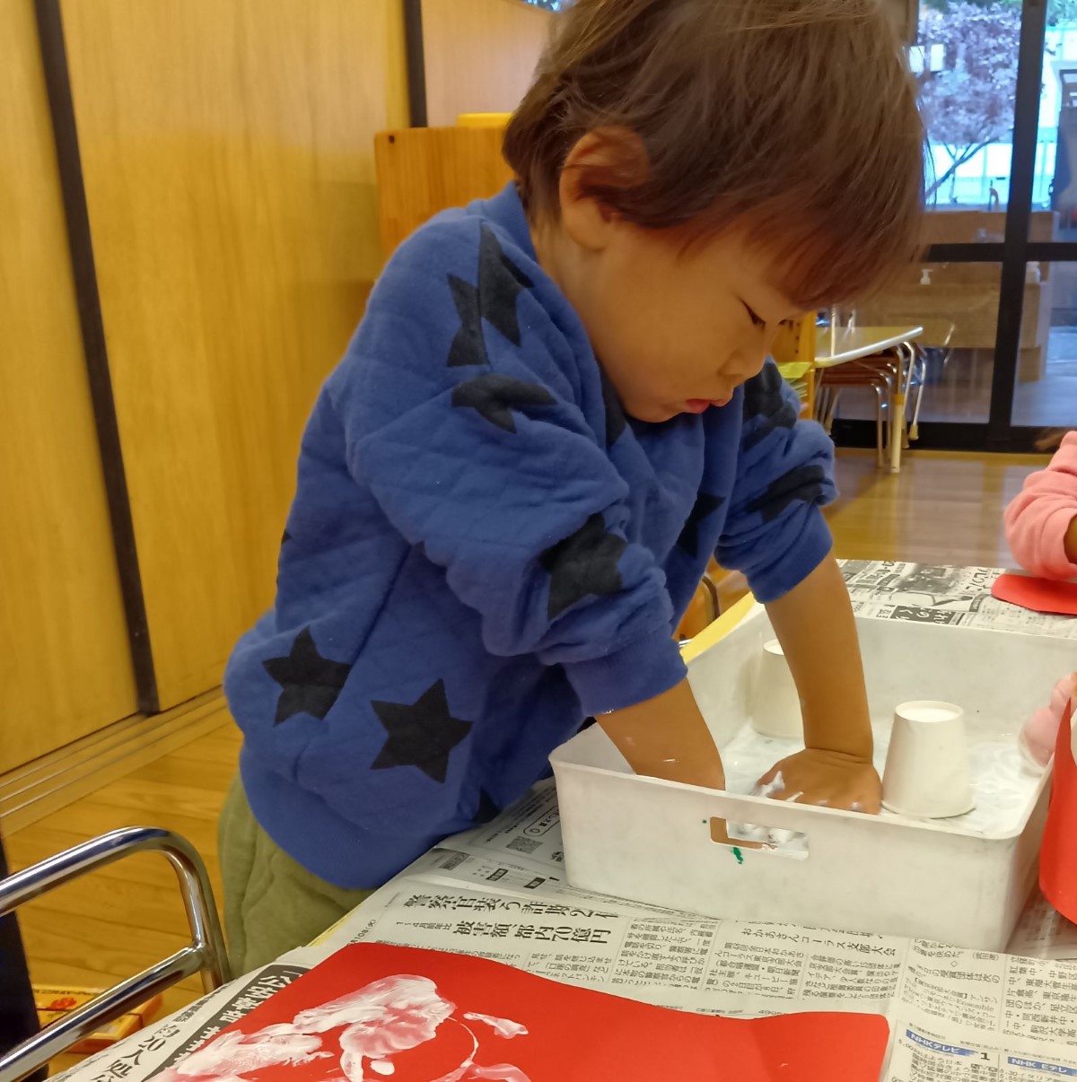 絵の具の感触を楽しむ子ども