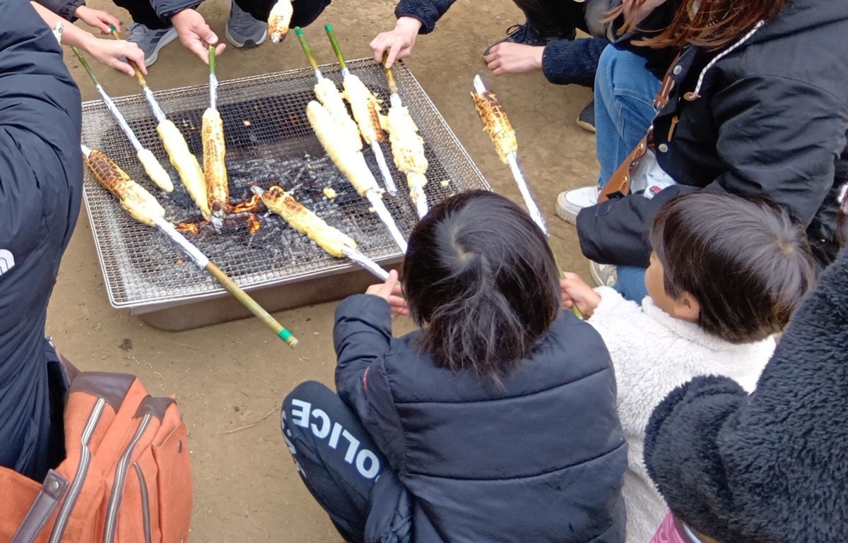 棒に巻いたパンを焼く様子