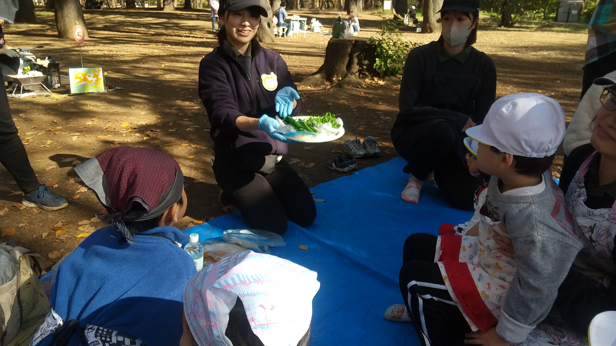 チヂミづくりの説明を聞く