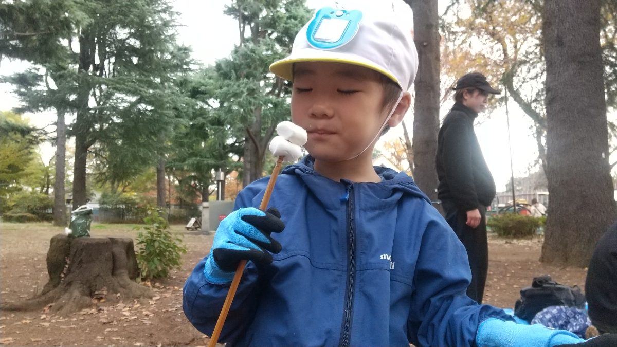 焼きマシュマロを食べる