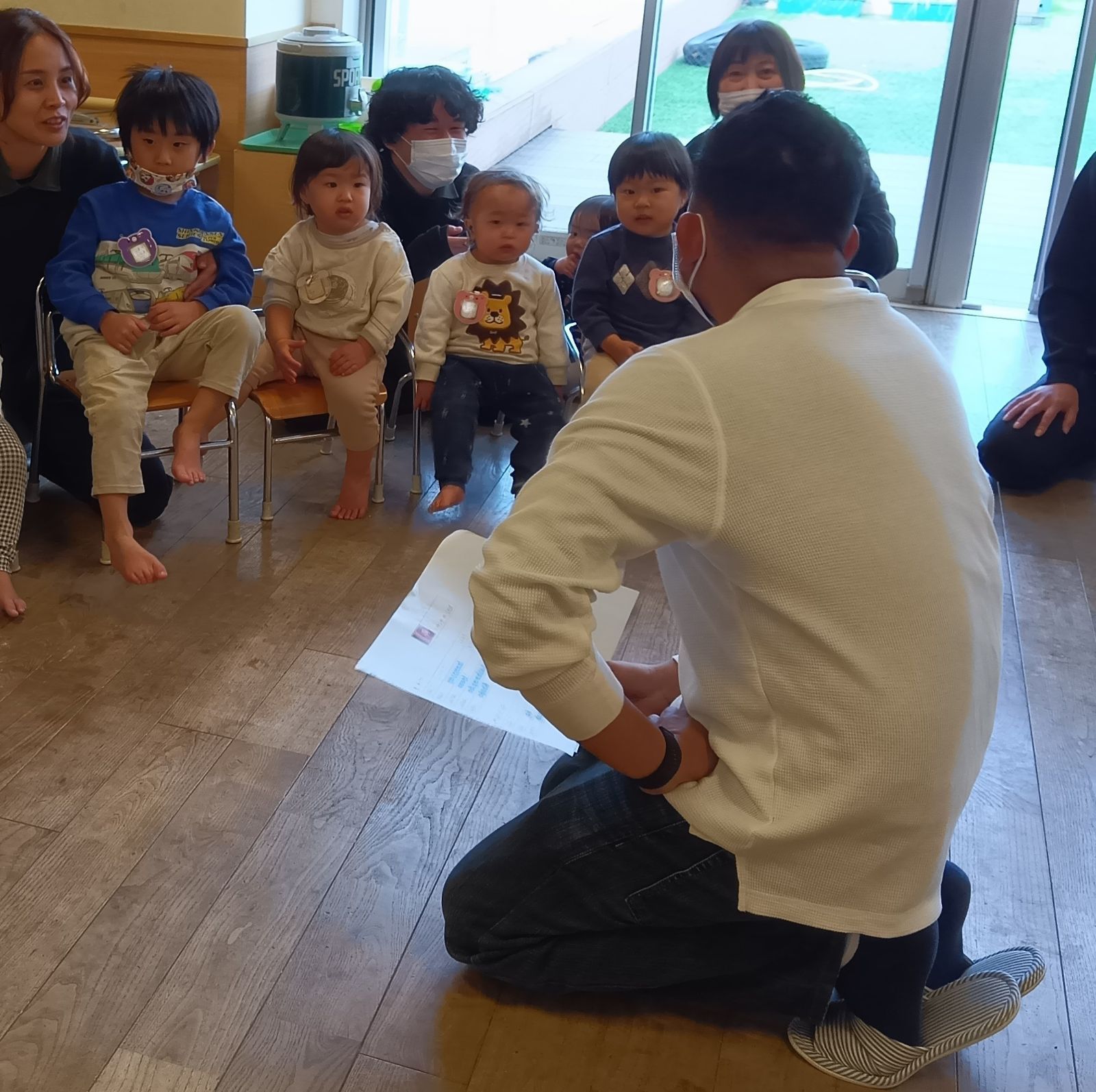 様々な国の国旗を見る子どもたち