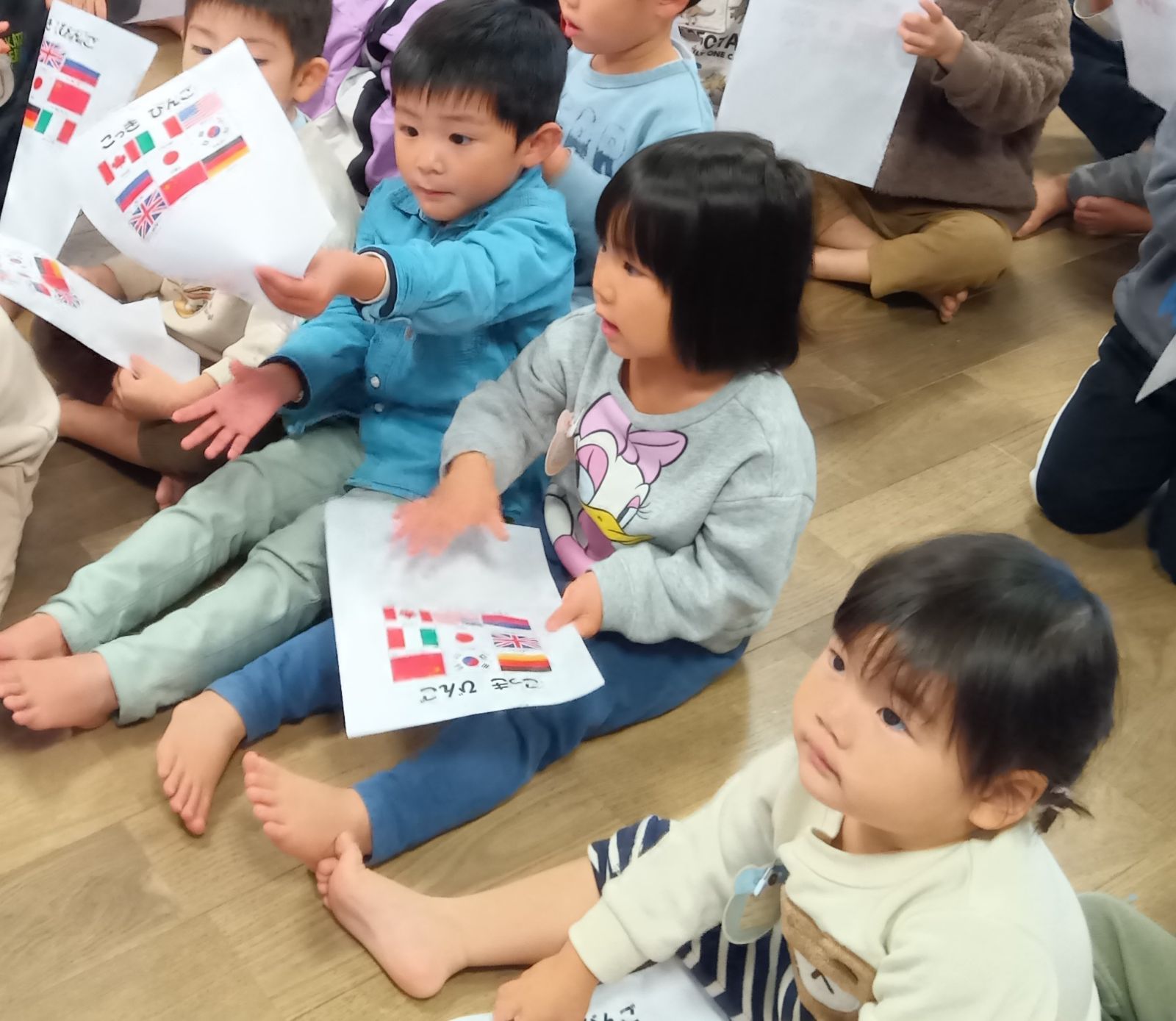 真剣に話を聞く子どもたち