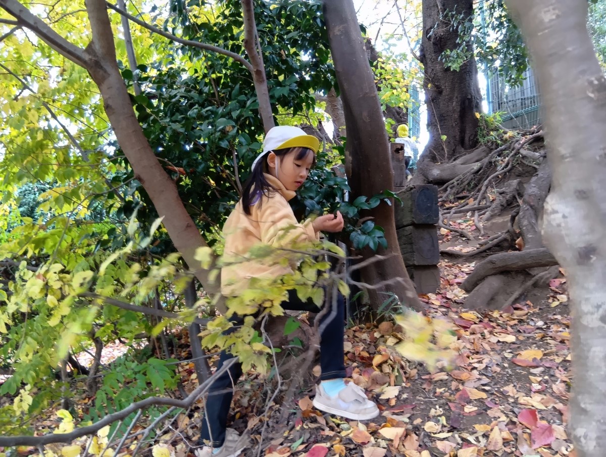 斜面を登る子ども