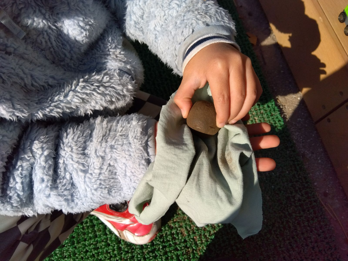 布で泥団子を拭いてみる