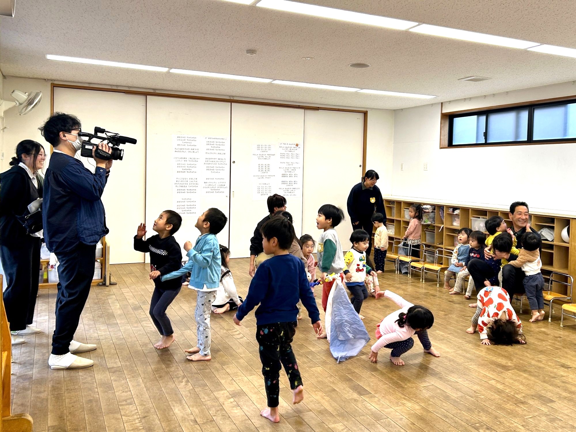 大豆戸どろんこ保育園で密着取材を受ける髙澤