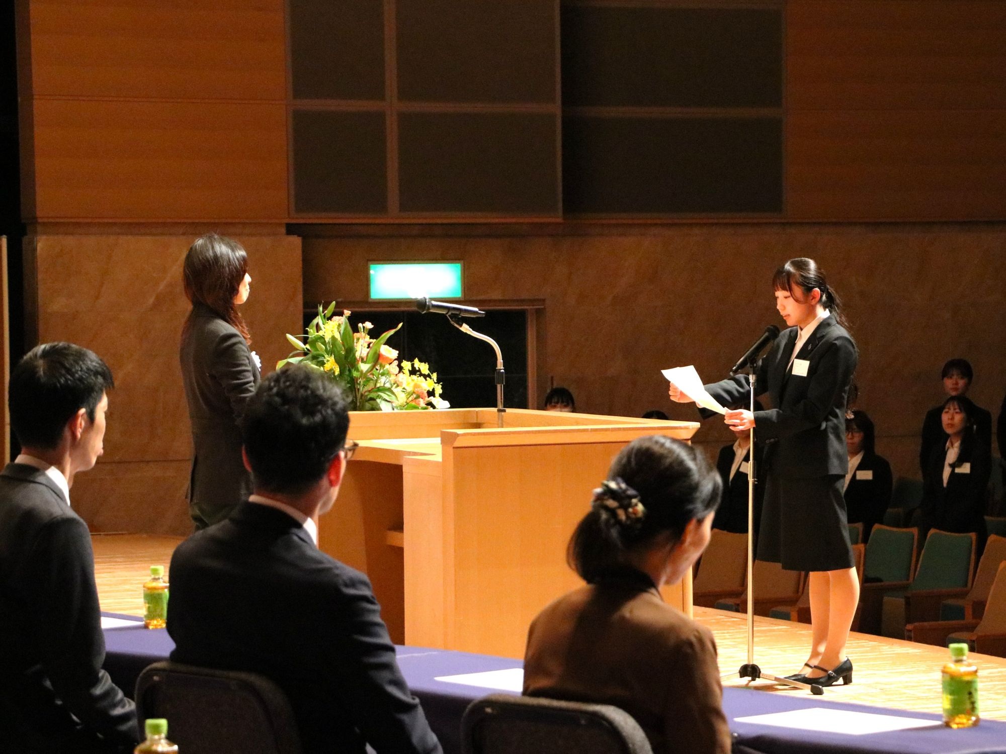 壇上で安永理事長を前に挨拶を述べる栄養士代表の萩原さん