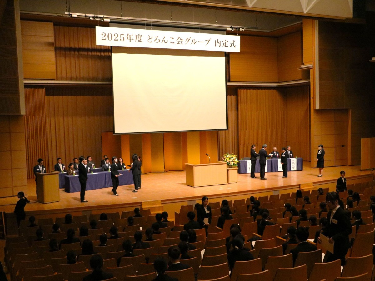 亭々証書授与が進行する会場の全体図