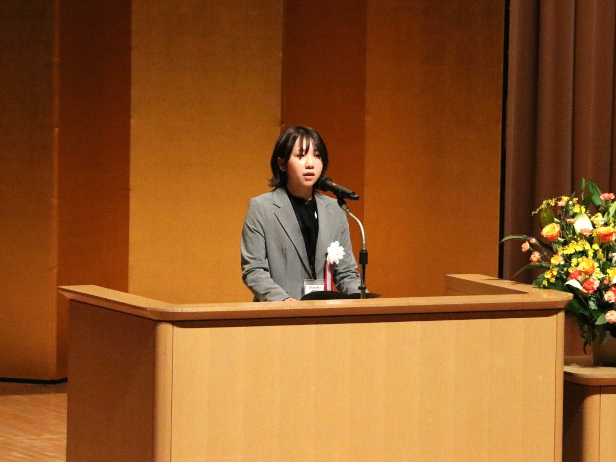 壇上でお祝いの言葉を贈る岩切どろんこ保育園の矢崎施設長