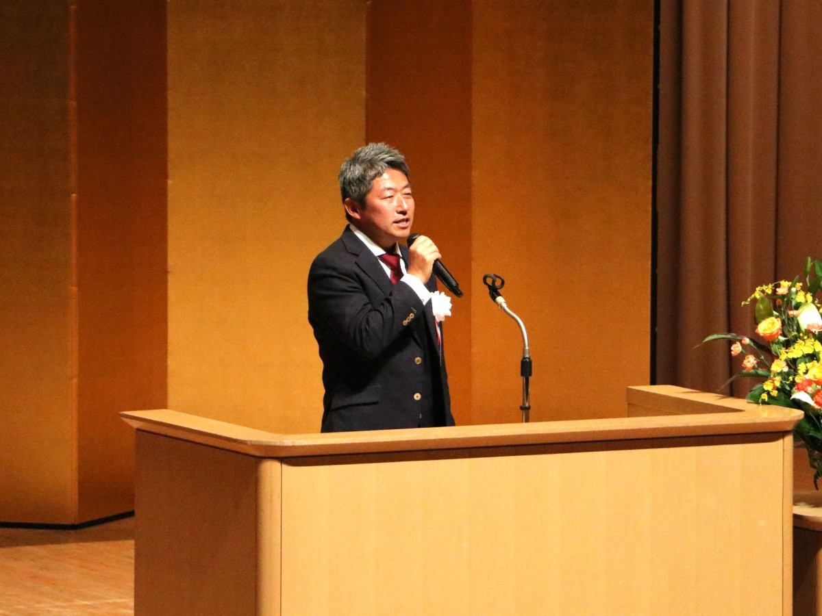 壇上で締めくくりのメッセージを贈る高堀代表