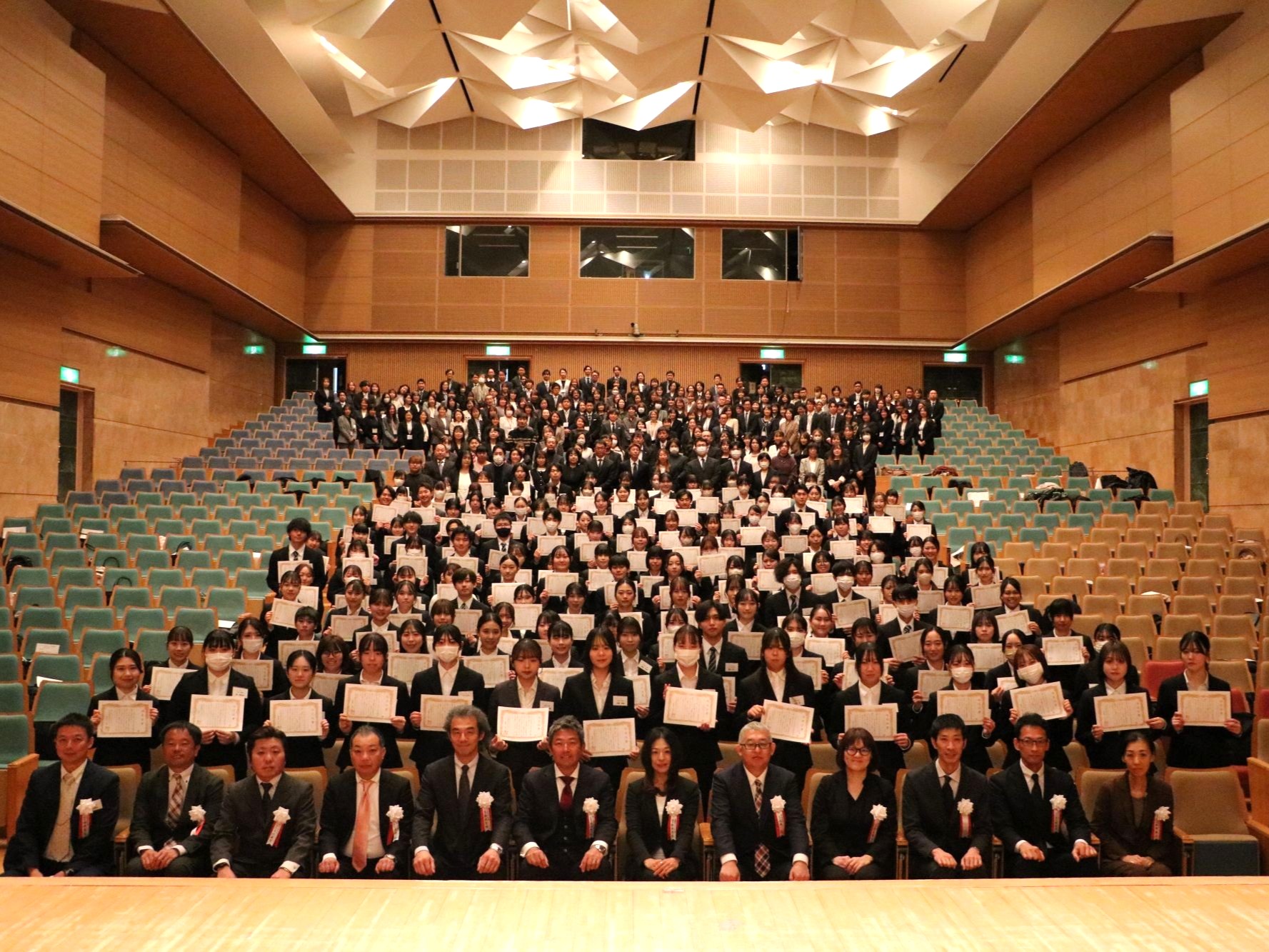 会場で列席者全員による記念撮影の様子
