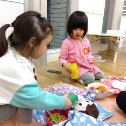 駒沢どろんこ保育園「人形遊び」