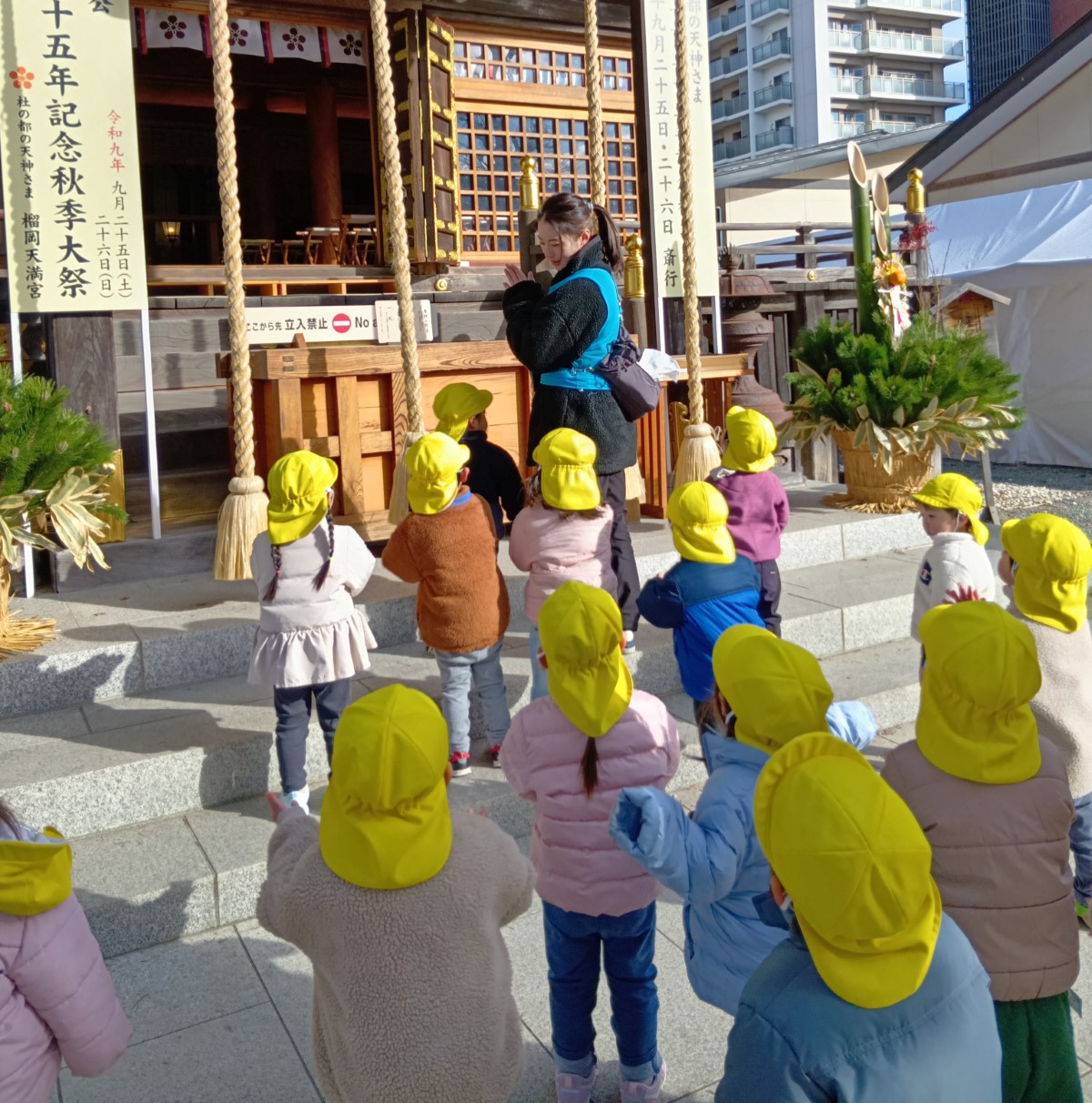神社でお参りをする子どもたち