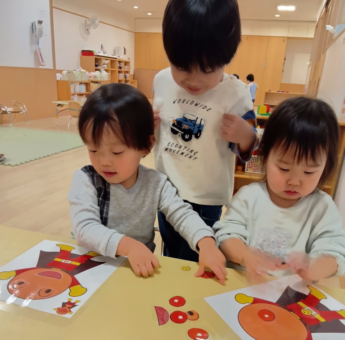 福笑いをする子どもたち
