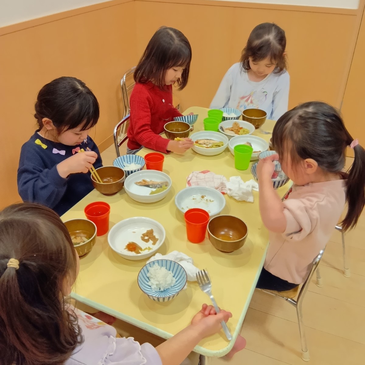 給食を食べる子どもたち