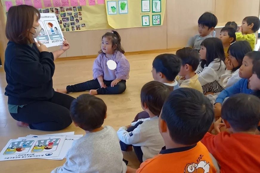 交通安全クイズをする