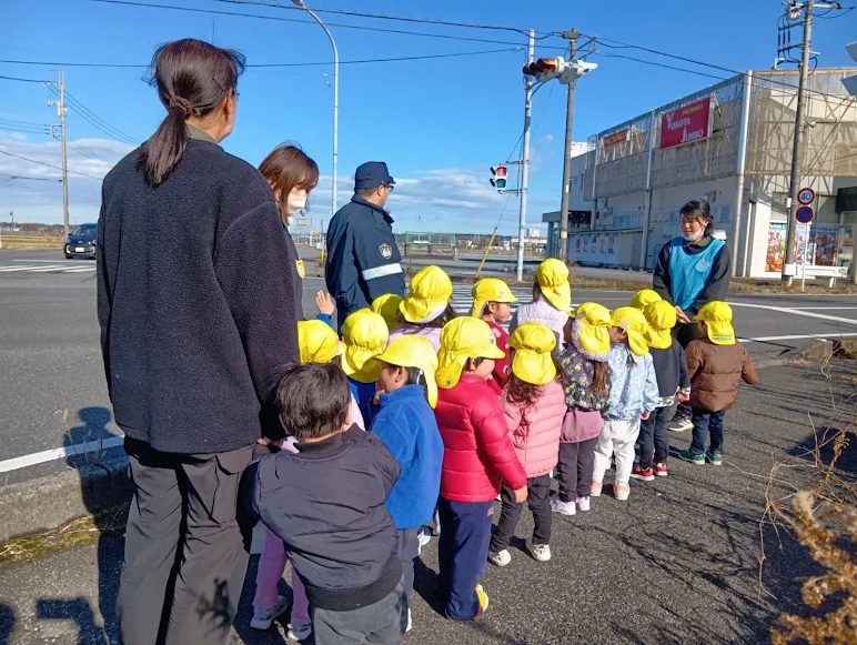 横断歩道を渡る