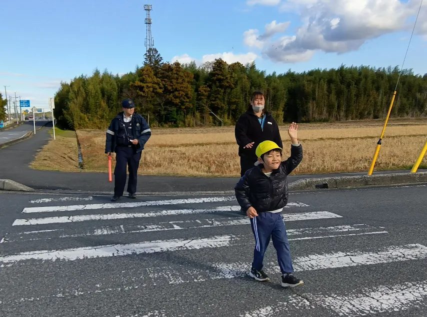 手を挙げて渡る