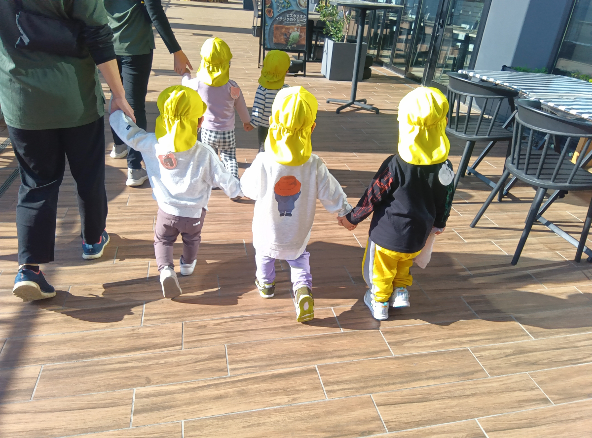 手を繋いで歩く