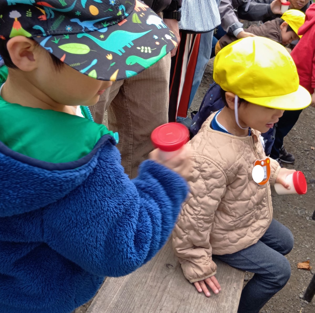 生乳が入った容器を振る子どもたち