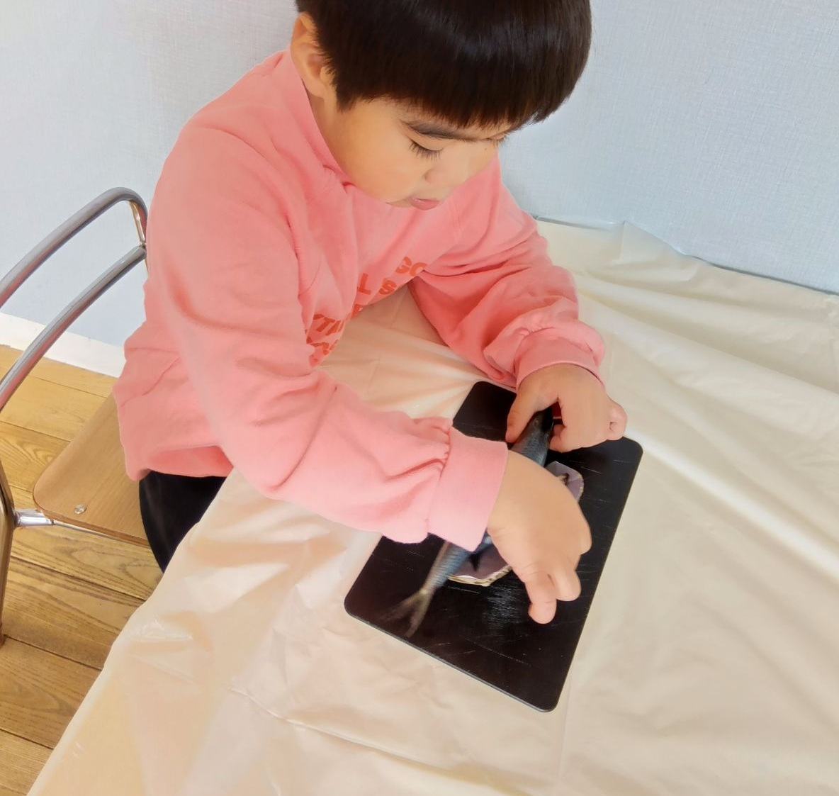 いわしを手で開く