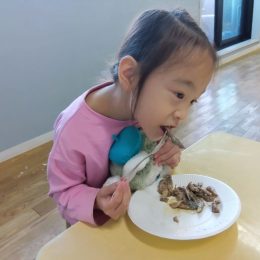 発達支援つむぎ 池尻「いわしの手開き体験」