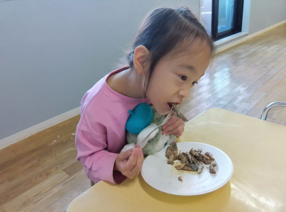 いわしを食べる