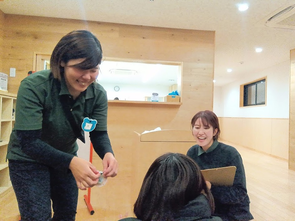 子どもに笑顔を向けるスタッフ