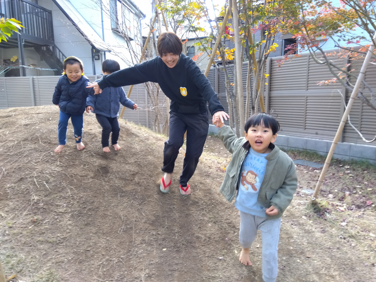 丘に登って遊ぶ