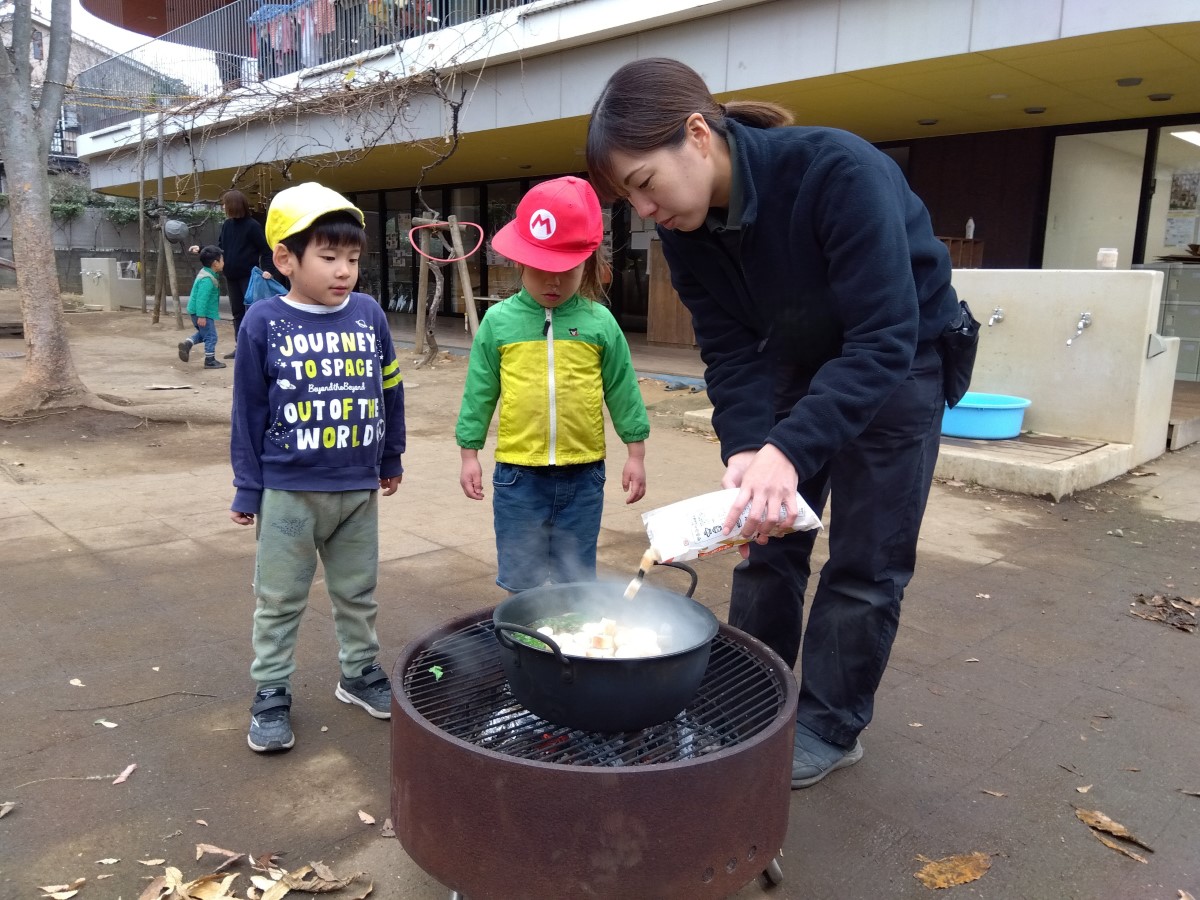 焚き火で味噌汁を作る様子