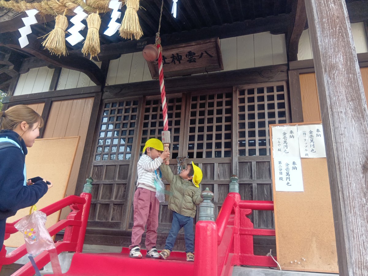神社の鈴を鳴らす子どもたち