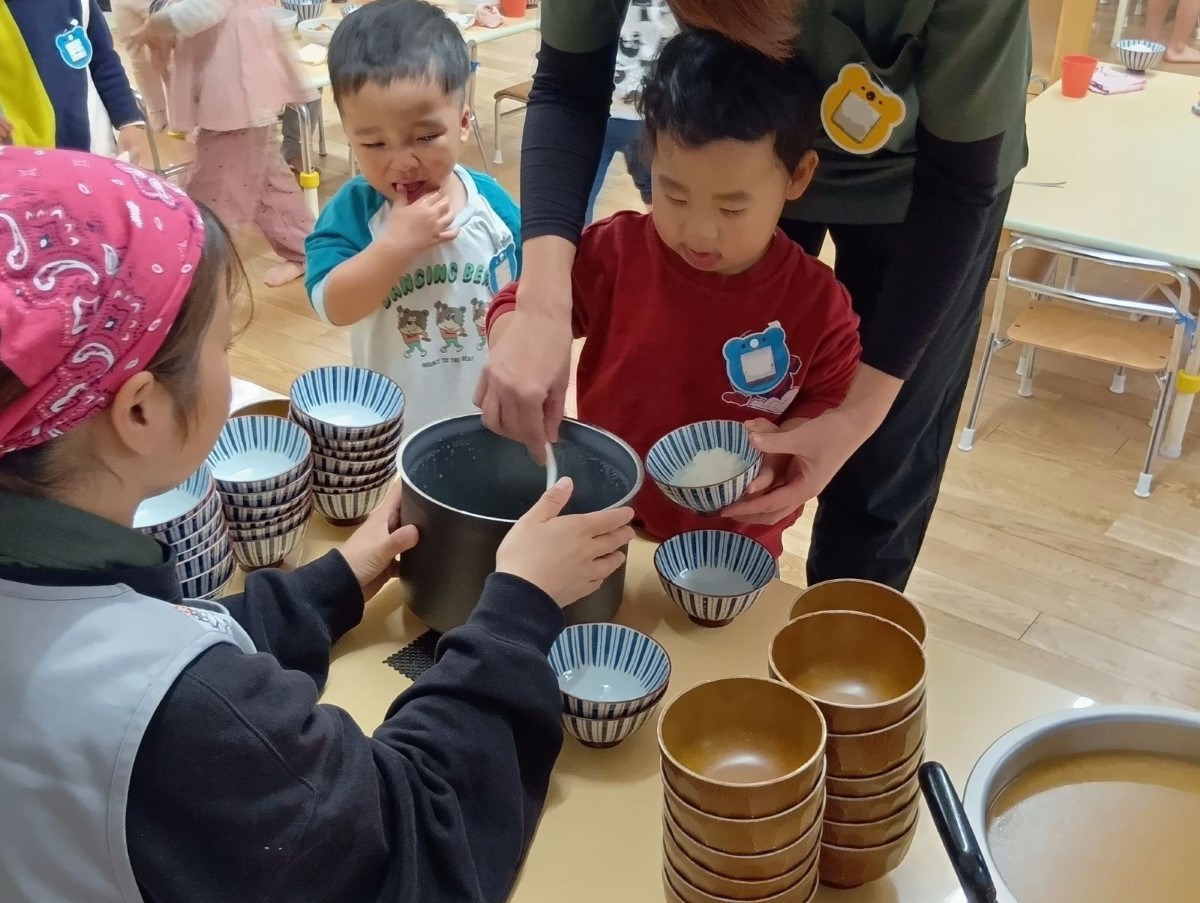 自分でご飯をよそう子どもの様子