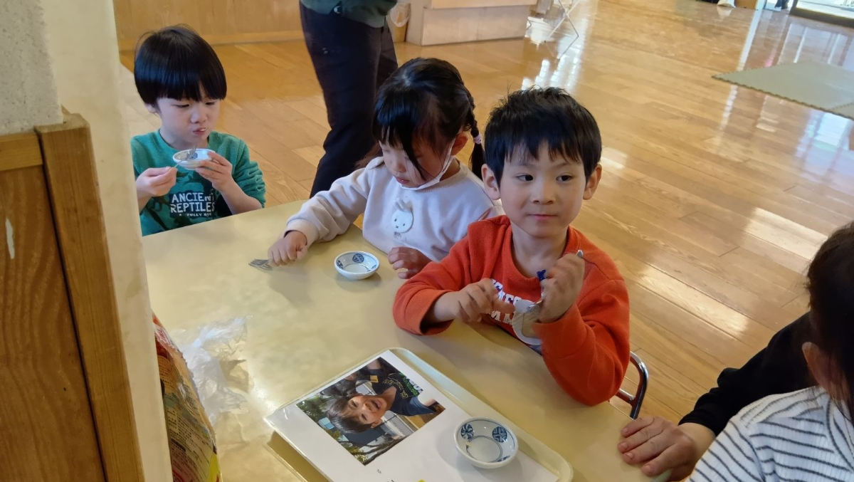 ケーキを食べる