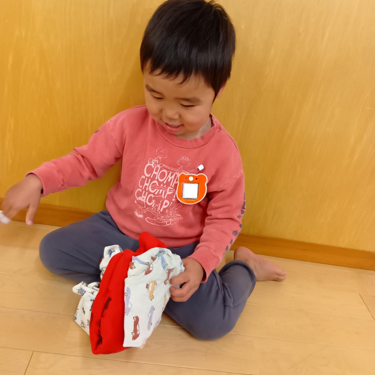 着替えを手にする子ども